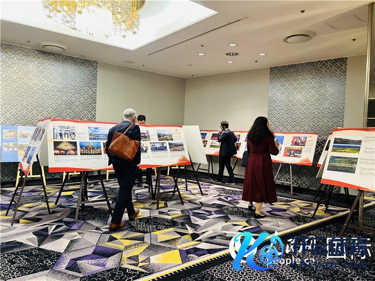 与会嘉宾参不雅中华东说念主民共和国成立75周年建立图片展。东说念主民网 许可摄